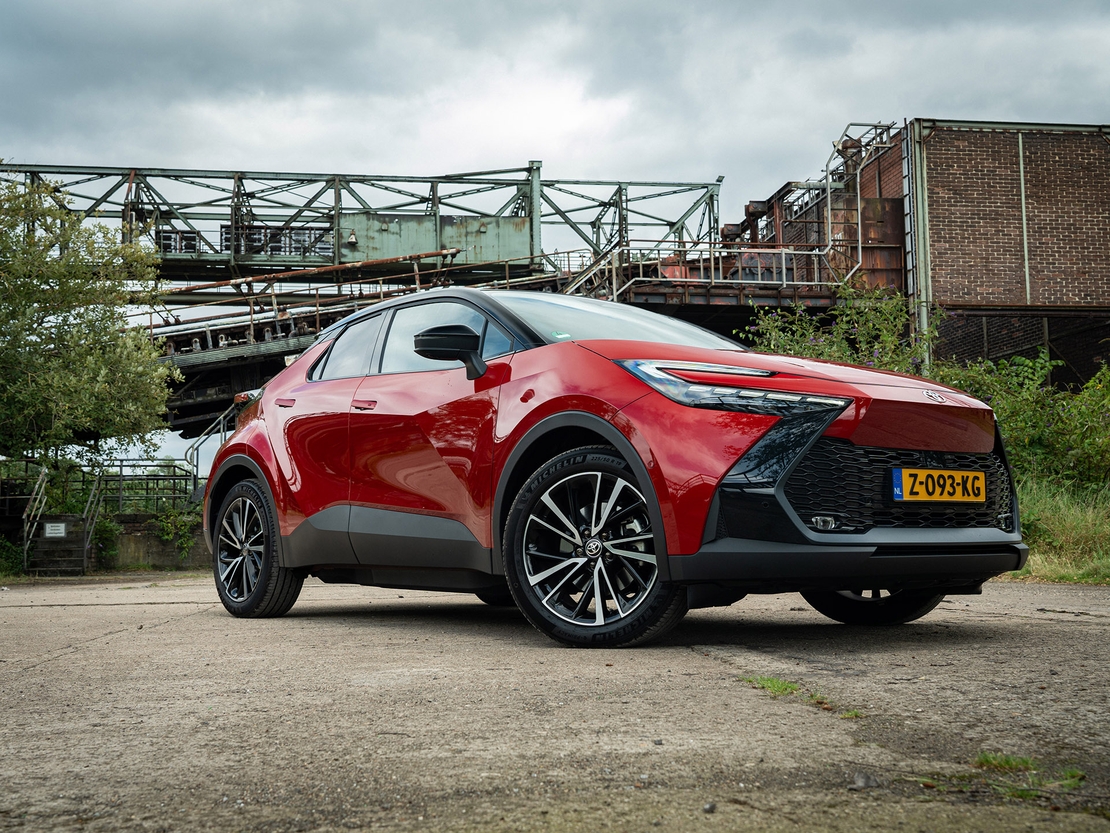 Toyota-C-HR-exterieur-schuin-rechter-voorzijde-rood-zwart