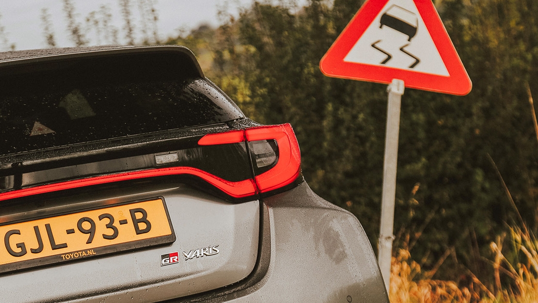 Toyota-GR-Yaris-achterzijde-verkeersbord-slipgevaar